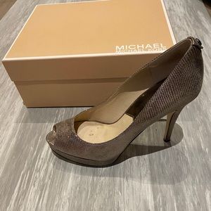 Michael Kors gold pumps